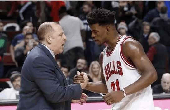 领球队走出 领球队走出